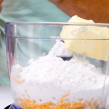 Cuối cùng, thêm bơ vào. Đậy nắp lại và bật máy. Xay mịn. 3210-600x600-5364-1441336114.jpg