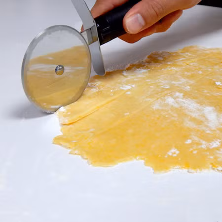 Dùng dao cắt bánh pizza, cắt thành từng thanh vuông vức. 1618-600x600-4181-1441339107.jpg