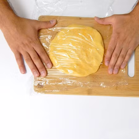 Dùng màng bọc thực phẩm bọc lại, đặt vào tủ lạnh 30 phút. 2310-600x600-5816-1441336114.jpg