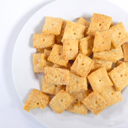 Để thật nguội mới bỏ bánh ra đĩa hoặc bảo quản vào lọ ăn dần. Món bánh phô mai giòn, thơm bùi, béo ngậy lại có vị mặn nhẹ của muối. 343-600x600-9356-1441336112.jpg