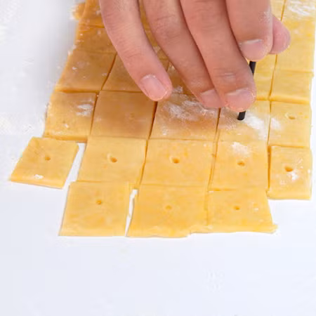 Lấy một vật nhọnchọc lỗ cho miếng bánh. 1223-600x600-3321-1441336113.jpg