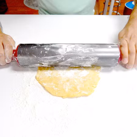 Trong khi chờ bột, làm nóng lò nướng lên 180 độ C. Đủ thời gian thì bỏ bột ra ngoài cho đỡ lạnh, sau đó dùng cán bột cán mỏng. 1910-600x600-2119-1441336114.jpg