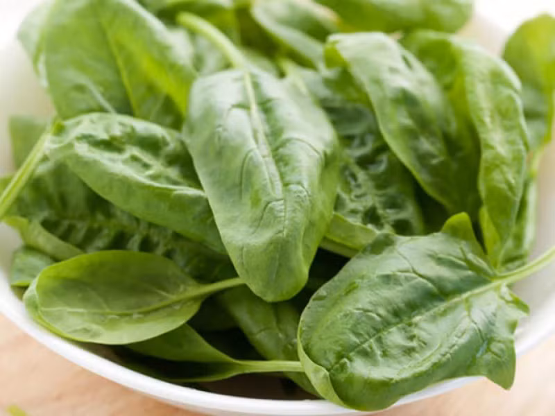 Rau xanh rất tốt cho chúng ta, chúng rất giàu chất xơ, vitamin và khoáng chất giúp tăng cường sức khoẻ. Chúng cũng giúp kích thích các hormone tăng trưởng trong cơ thể, do đó sẽ làm tăng chiều cao của bạn.