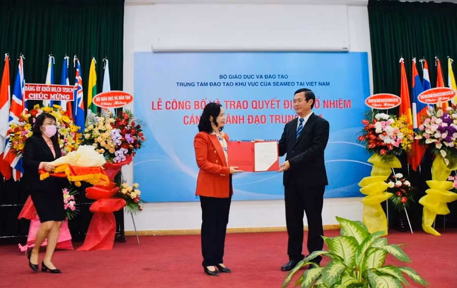 Thứ trưởng Bộ GD&amp;ĐT Nguyễn Văn Phúc trao quyết định bổ nhiệm chức giám đốc trung tâm cho TS Hồ Thanh Mỹ Phương.