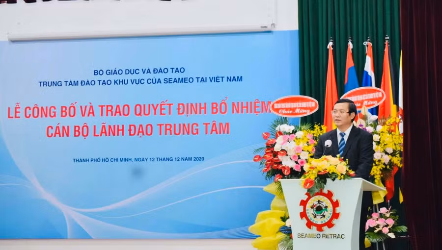 Thứ trưởng Bộ GD&amp;ĐT Nguyễn Văn Phúc phát biểu tại lễ bổ nhiệm