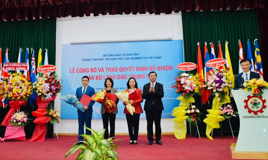Thứ trưởng Bộ GD&ĐT Nguyễn Văn Phúc (bên phải) trao quyết định bổ nhiệm cho giám đốc và 2 phó giám đốc trung tâm SEAMEO RETRAC.