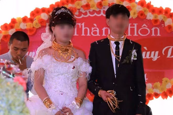 Đám cưới con bà Hường, cô dâu chú rể đeo đầy vàng. Nữ đại gia phố núi Hà Tĩnh nuôi nhốt 215 con tê tê là ai?