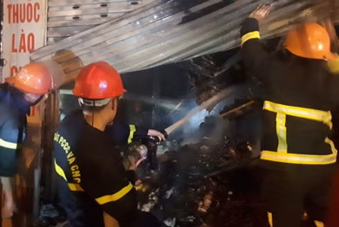 cho dau moi lon nhat thanh hoa chay giua dem hinh 2