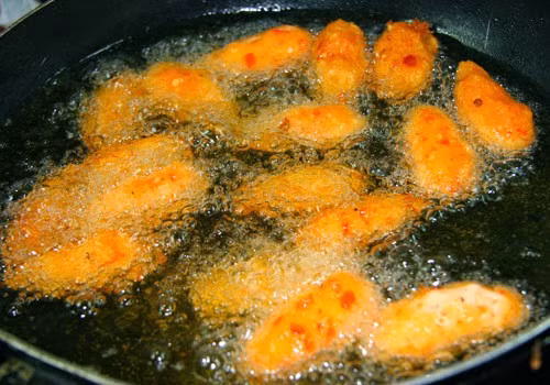 Vì sao khi chiên ngập dầu, thức ăn lại nổi lên trên? - Ảnh 2.