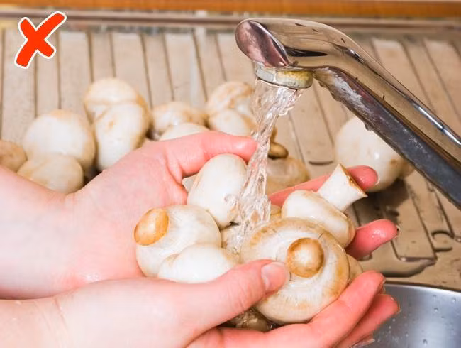 khong muon ruoc benh vao nguoi thi dung rua 5 loai thuc pham nay truoc khi nau - 5