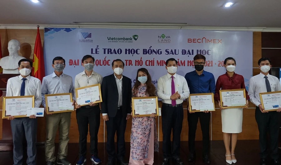 Các học viên cao học xuất sắc nhận học bổng sau đại học năm 2021-2022