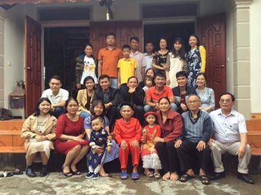 Con cháu có dịp sum vầy mừng thọ các bậc cao niên. Con cháu có dịp sum vầy mừng thọ các bậc cao niên.