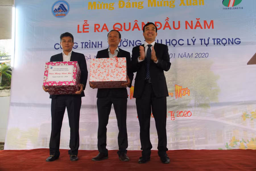 Ông Lê Trung Chinh - Phó Chủ tịch UBND TP Đà Nẵng tặng quà cho đại diện Ban quản lý xây dựng trường tiểu học Lý Tự Trọng.