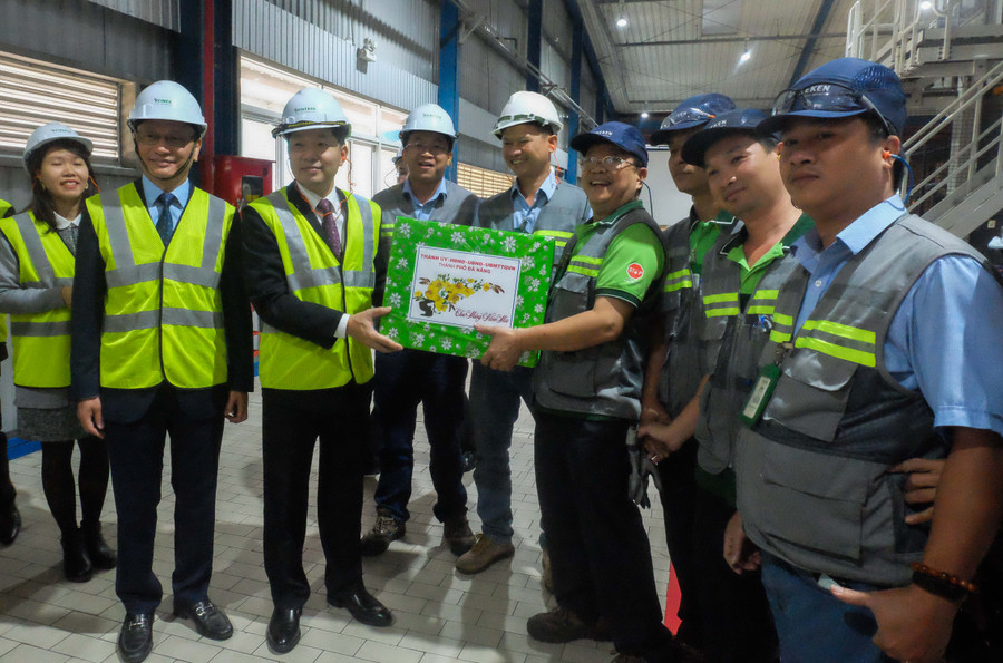 Tặng quà chúc Tết cho cán bộ, công nhân Cty TNHH nhà máy bia Heineken Việt Nam tại Đà Nẵng. Tặng quà chúc Tết cho cán bộ, công nhân Cty TNHH nhà máy bia Heineken Việt Nam tại Đà Nẵng.