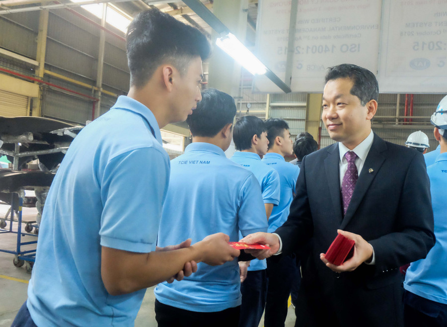 Ông Nguyễn Văn Quảng lì xì đầu năm cho công nhân Cty TNHH TCIE Việt Nam. Ông Nguyễn Văn Quảng lì xì đầu năm cho công nhân Cty TNHH TCIE Việt Nam.