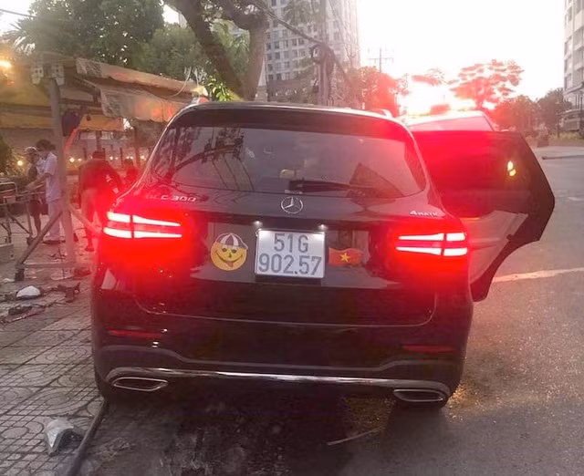 TPHCM: Ô tô tông xe máy, cụ ông chạy xe ôm chết, nữ tiếp viên hàng không trọng thương