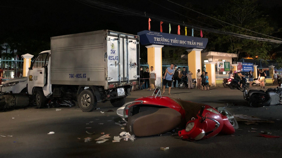 Vụ tai nạn liên hoàn xảy ra trước cổng Trường Tiểu học Trần Phú. Vụ tai nạn liên hoàn xảy ra trước cổng Trường Tiểu học Trần Phú.