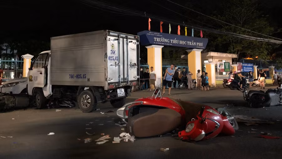 Vụ tai nạn liên hoàn xảy ra trước cổng Trường Tiểu học Trần Phú.