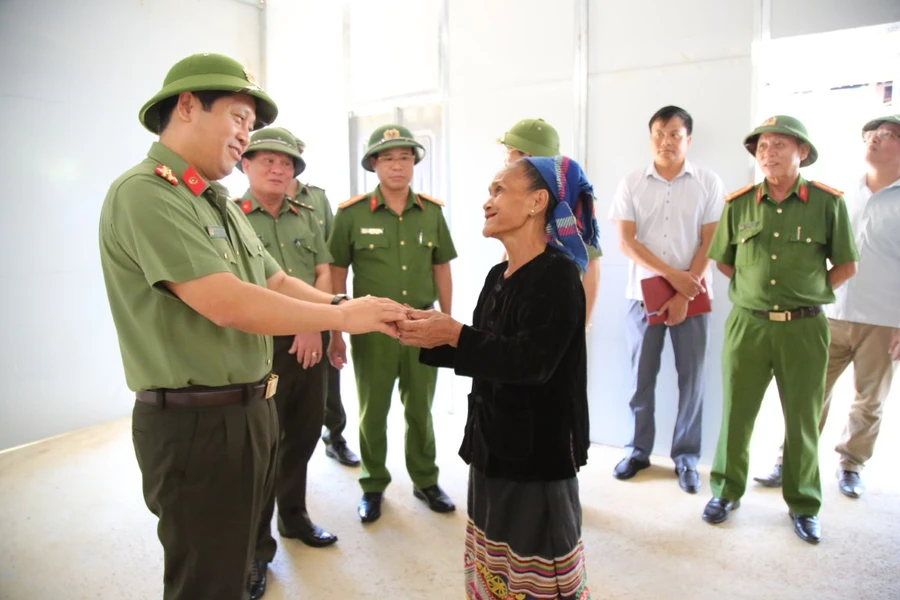 Người dân cảm ơn lực lượng công an hỗ trợ xây nhà mới khang trang. (Ảnh: CANA)