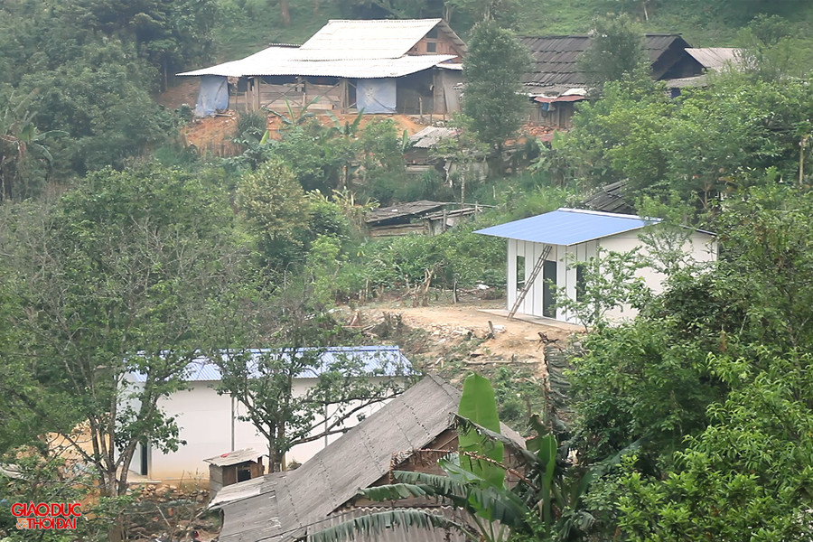 Những mái nhà mới do Bộ Công an xây dựng ở xã Tây Sơn, huyện Kỳ Sơn. (Ảnh: Phạm Tâm) Những mái nhà mới do Bộ Công an xây dựng ở xã Tây Sơn, huyện Kỳ Sơn. (Ảnh: Phạm Tâm)