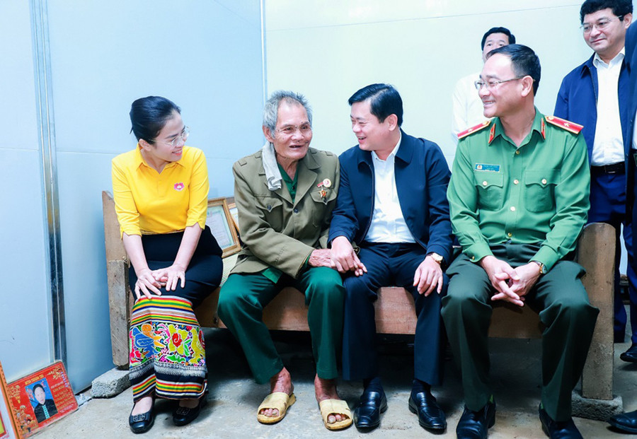 Bí thư Tỉnh ủy Nghệ An Thái Thanh Quý và Thiếu tướng Phạm Thế Tùng - Giám đốc Công an tỉnh thăm và động viên hộ gia đình vào ở nhà mới. (Ảnh: CANA) Bí thư Tỉnh ủy Nghệ An Thái Thanh Quý và Thiếu tướng Phạm Thế Tùng - Giám đốc Công an tỉnh thăm và động viên hộ gia đình vào ở nhà mới. (Ảnh: CANA)