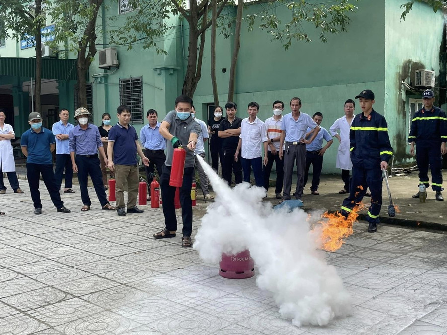 Công an tỉnh Nghệ An tập huấn PCCC cho các cơ sở kinh doanh. (Ảnh: CANA) Công an tỉnh Nghệ An tập huấn PCCC cho các cơ sở kinh doanh. (Ảnh: CANA)