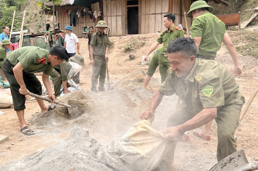 Chiến sĩ công an tích cực giúp đỡ các gia đình hoàn thiện nền móng nhà. (Ảnh: CANA) Chiến sĩ công an tích cực giúp đỡ các gia đình hoàn thiện nền móng nhà. (Ảnh: CANA)