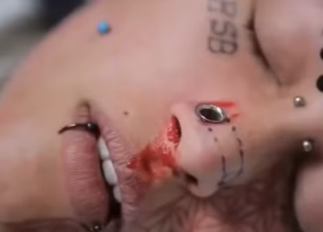 1001 kiểu làm đẹp kinh dị của các “cậu ấm, cô chiêu" ảnh 2