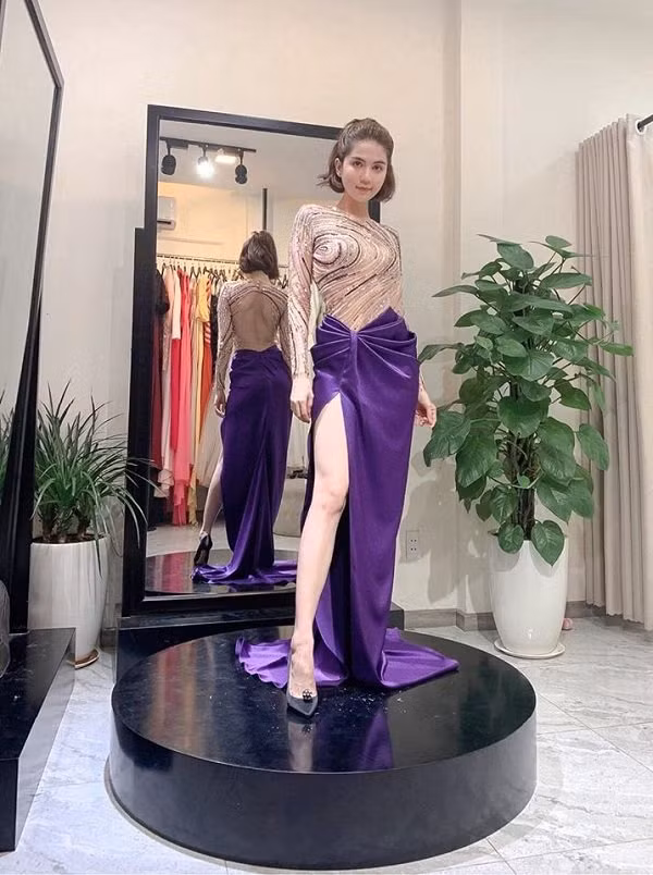 Ngọc Trinh khoe chân dài trong kiểu váy xẻ chân màu tím lịm khi có mặt tại một cửa hàng để thử đồ