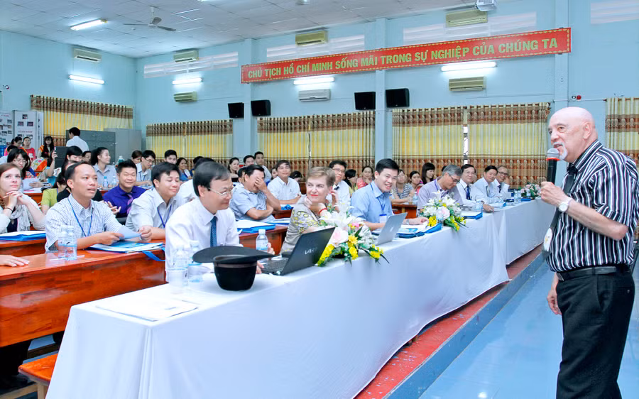 Hội thảo khoa học "Phương pháp dạy học tích cực trong dạy tiếng Anh ở trường ĐH, CĐ"
