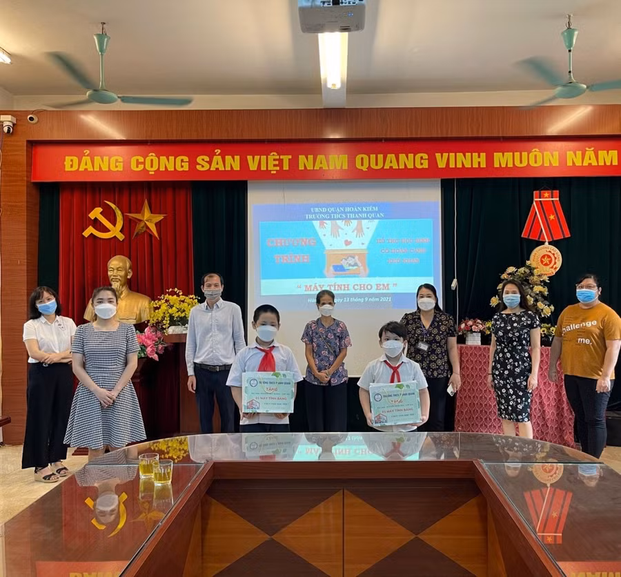 Trao máy tính cho học sinh có hoàn cảnh khó khăn