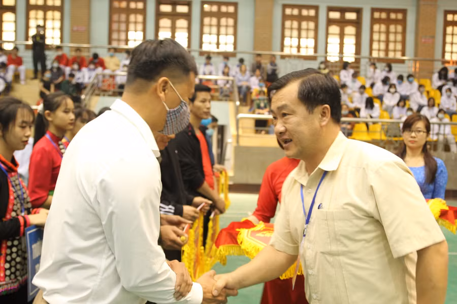 Ông Vừ A Bằng trao cờ cho các đơn vị tham gia tranh tài