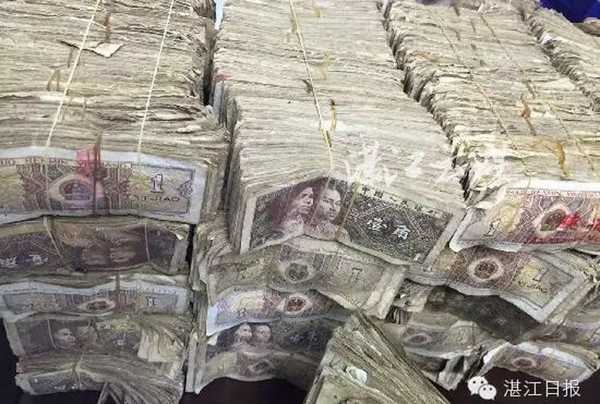 &nbsp;Từng xấp tiền lẻ lần lượt hiện ra khiến cho những người có mặt ở cửa hàng lúc đó không khỏi hoa mắt, váng đầu.