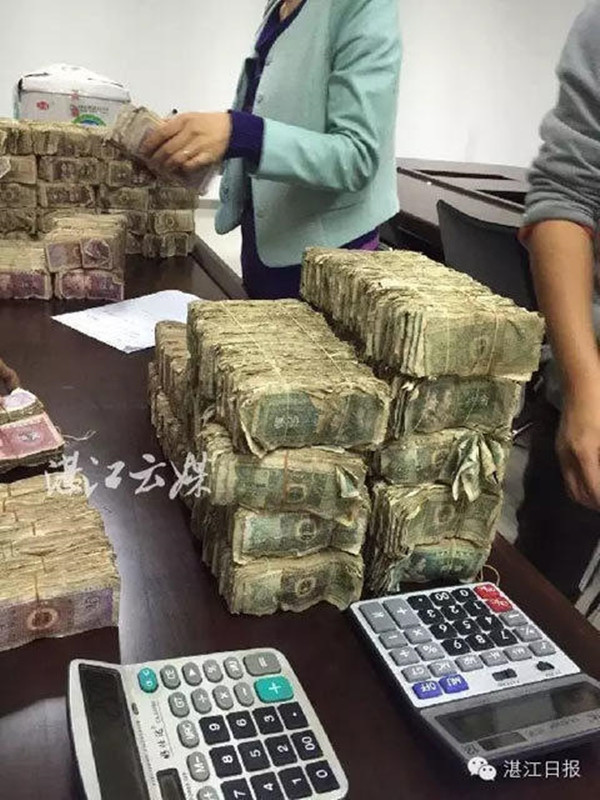 &nbsp;Rất nhiều nhân viên của cửa hàng đã phải toát mồ hôi hột trong nhiều giờ đồng hồ mới có thể kiểm xong số tiền lẻ tới mức không thể lẻ hơn này.