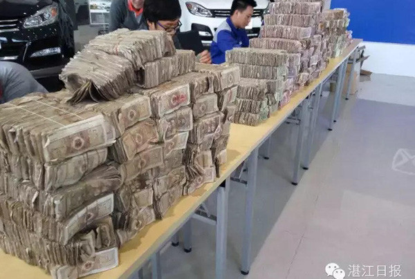 Vị khách họ Thái đem đến cửa hàng một xe tải chở đầy tiền lẻ để... mua một chiếc xe van mới.