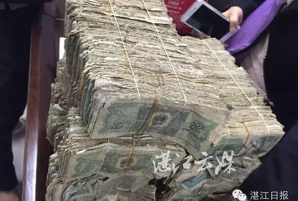 &nbsp;Tổng số tiền mà vị khách mang đến nặng hơn nửa tấn và có giá trị lên tới 80.000 tệ (tương đương 272 triệu đồng).