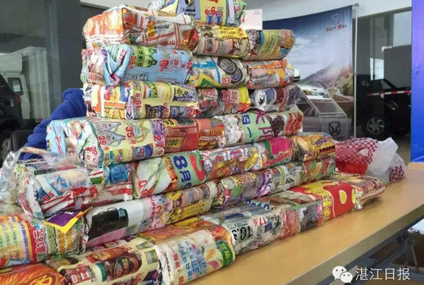 &nbsp;Những cọc tiền được buộc chun và bọc kỹ lưỡng bằng giấy báo.