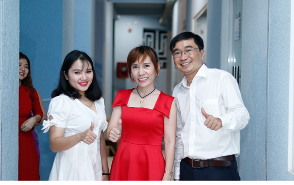 Giảng viên Nguyễn Thị Hoàng Oanh (giữa) tại Trường ĐH Lạc Hồng Giảng viên Nguyễn Thị Hoàng Oanh (giữa) tại Trường ĐH Lạc Hồng
