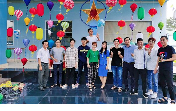 Cô Nguyễn Thị Hoàng Oanh (giữa) cùng với sinh viên của mình Cô Nguyễn Thị Hoàng Oanh (giữa) cùng với sinh viên của mình