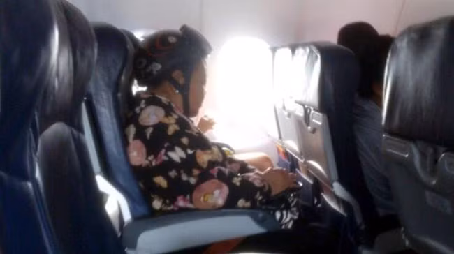 Đi máy bay level bà nội.