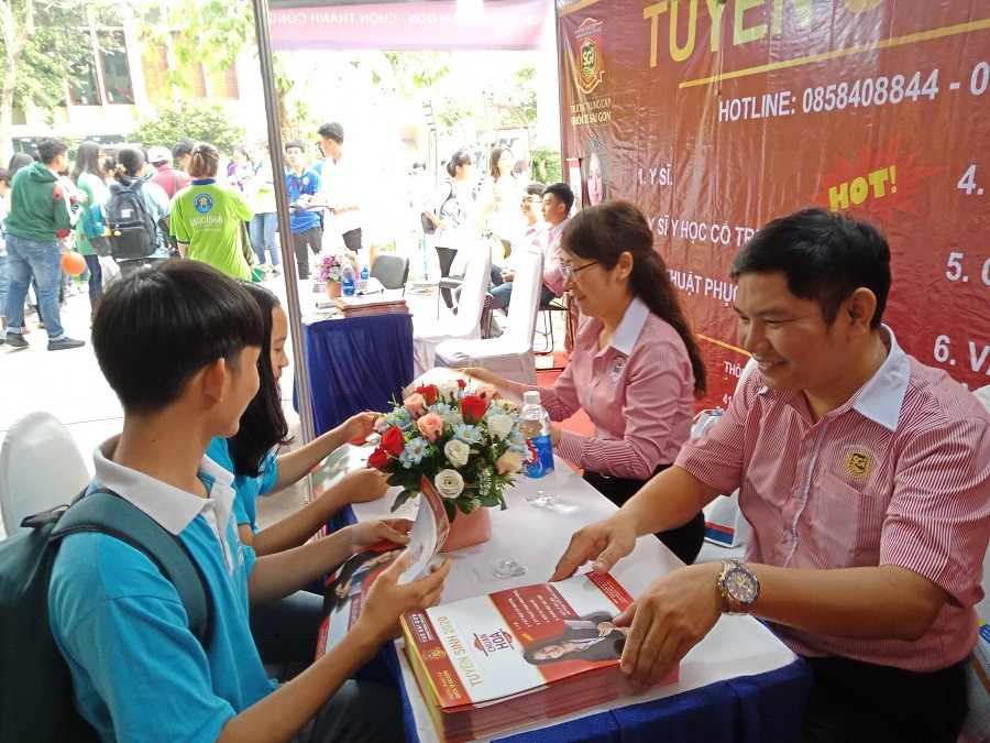 Thí sinh tỏ ra rất hài lòng với sự tư vấn tận tình của đội ngũ tư vấn viên trường SGI