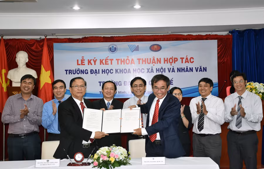 Đại diện hai đơn vị trao văn bản ký kết