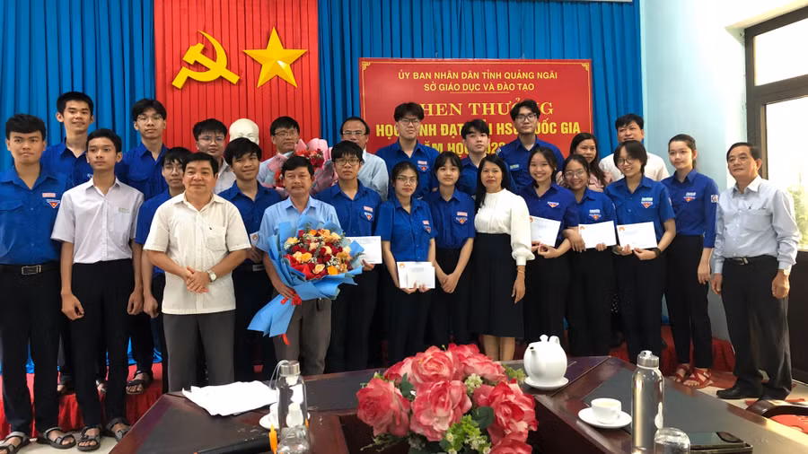 Những phần thưởng là sự ghi nhận, động viên học sinh cùng thầy cô qua kỳ thi vừa qua.