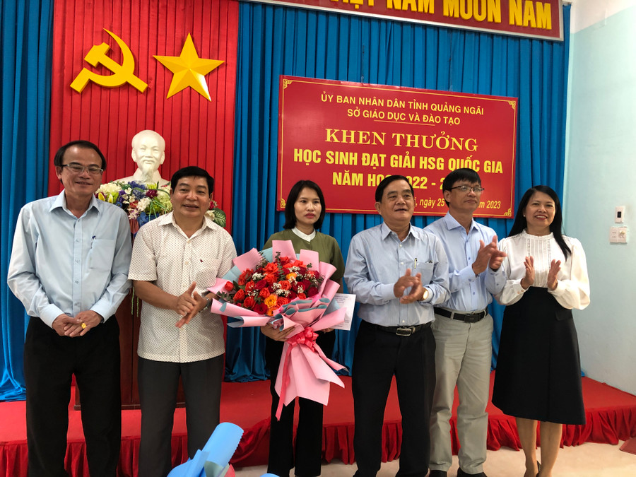 Hội Khuyến học tỉnh Quảng Ngãi thưởng 17 triệu đồng cho giáo viên bồi dưỡng đội tuyển. Hội Khuyến học tỉnh Quảng Ngãi thưởng 17 triệu đồng cho giáo viên bồi dưỡng đội tuyển.