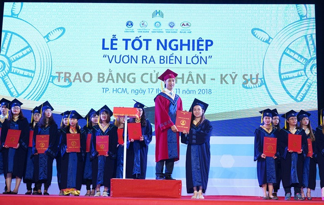 Một sinh viên nhận bằng tốt nghiệp tại lễ trao bằng