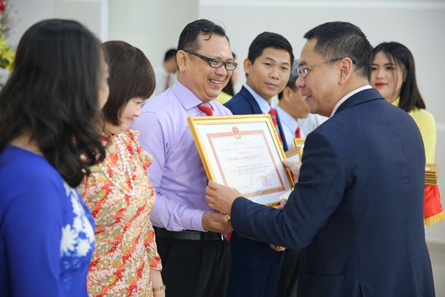 GS Hồ Đắc Lộc- Hiệu trưởng HUTECH trao bằng khen