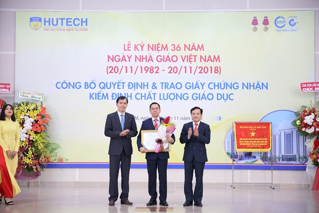 Tại lễ kỉ niệm 36 năm ngày Nhà giáo Việt Nam, HUTECH còn vinh dự đón nhận nhiều bằng khen từ Bộ GD&ĐT, UBND TPHCM cho tập thể, cá nhân