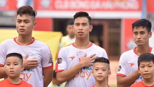 Việt Phong (giữa) bất ngờ được triệu tập lên đội tuyển Việt Nam.
