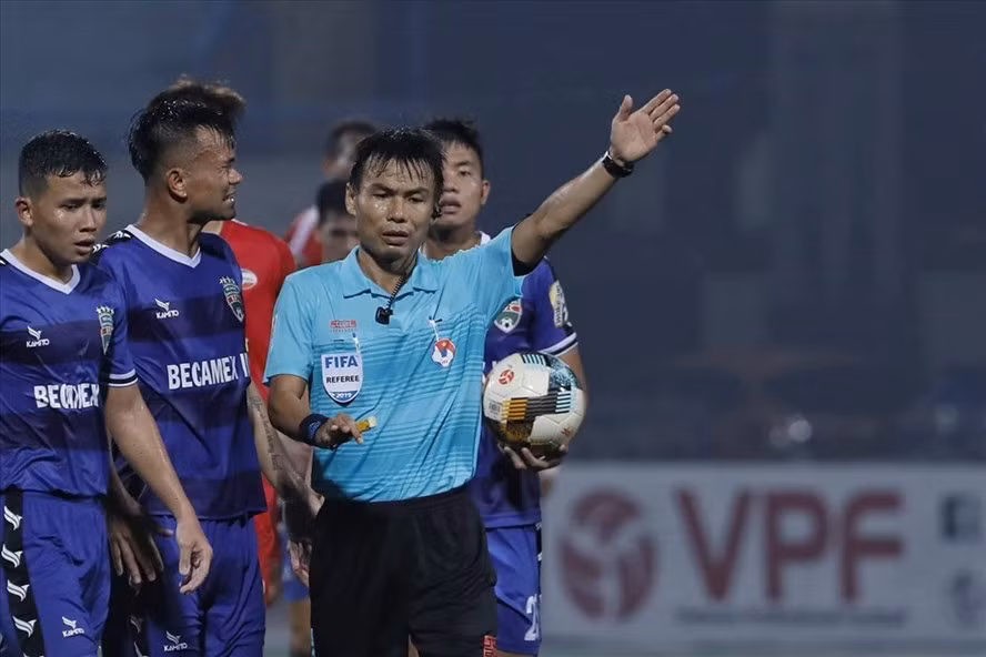 Trọng tài Trương Hồng Vũ "bẻ còi" từ chối bàn thắng của B. Bình Dương trước Viettel