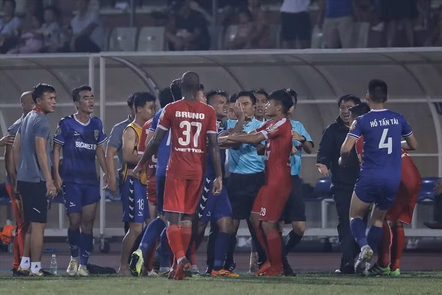 Cầu thủ và BHL B. Bình Dương “quây” trọng tài Trương Hồng Vũ để phản ứng